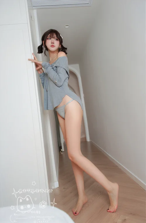 [Coser] CatDemon喵崽 (你的喵崽) - 肉欲灰帽衫 preview 2