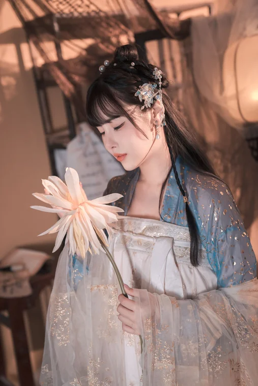 [Coser] Chinese 恋恋艾尼 - 汉服 preview 3