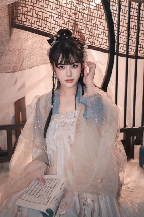 [Coser] Chinese 恋恋艾尼 - 汉服 preview 5