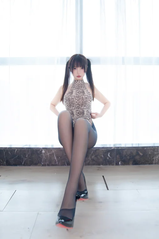 [Coser] Chinese 神楽坂真冬 - 蟒纹旗袍 preview 2