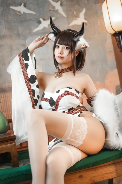[Coser] Chinese 蜜汁猫裘 - 奶牛 preview 1