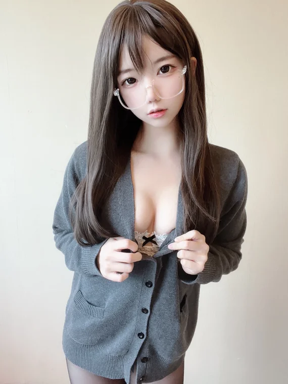 [Coser] Chinese 莉犬酱 - 黑丝白蕾丝 preview 2