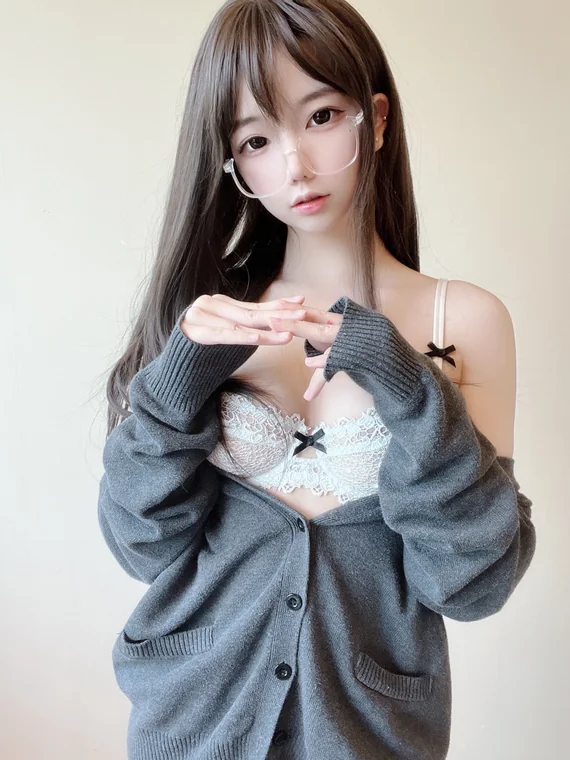 [Coser] Chinese 莉犬酱 - 黑丝白蕾丝 preview 9