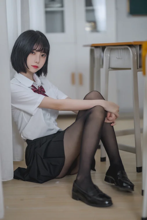 [Coser] Chinese 许岚LAN - 教室jk黑丝 preview 1