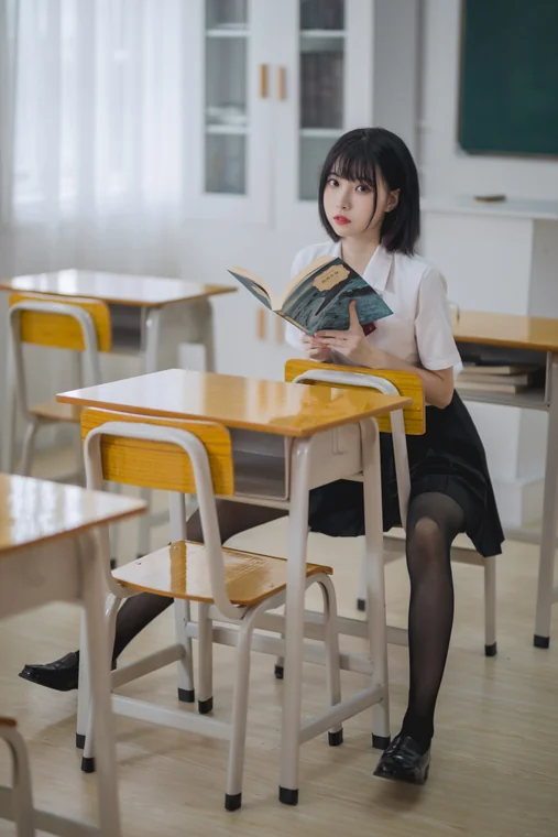 [Coser] Chinese 许岚LAN - 教室jk黑丝 preview 3