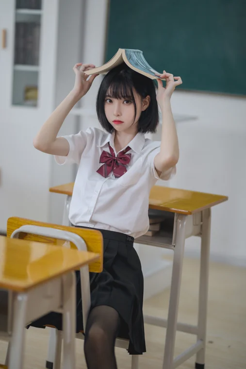 [Coser] Chinese 许岚LAN - 教室jk黑丝 preview 4