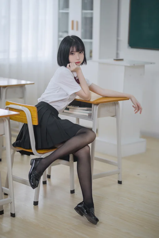 [Coser] Chinese 许岚LAN - 教室jk黑丝 preview 5