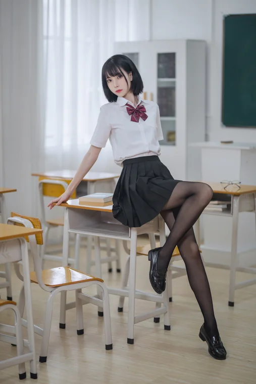 [Coser] Chinese 许岚LAN - 教室jk黑丝 preview 17