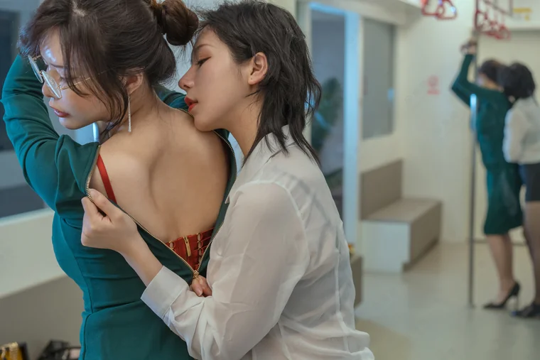 [Coser] Chinese 秋和柯基 x 火锅味的奶桃桃 - 电车 preview 17