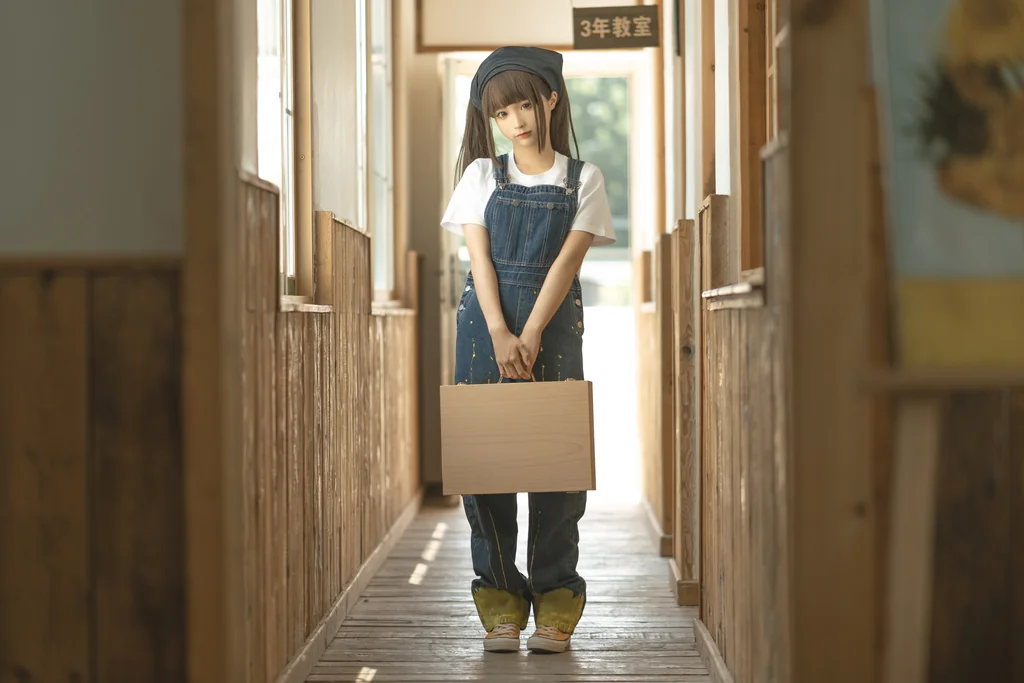 [Coser] 蠢沫沫 (chunmomo) - 小画家 (Small Painter) preview 1