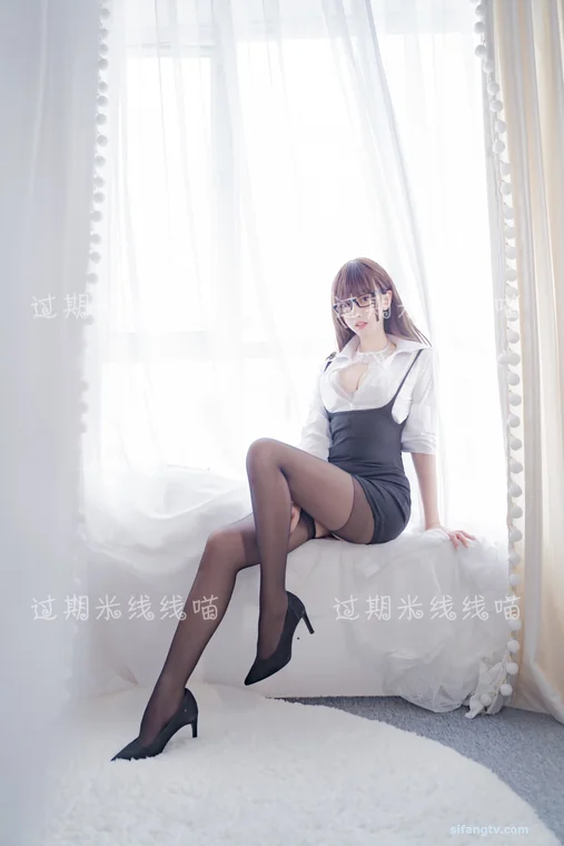 [Coser] 过期米线线喵 OL情欲 preview 24