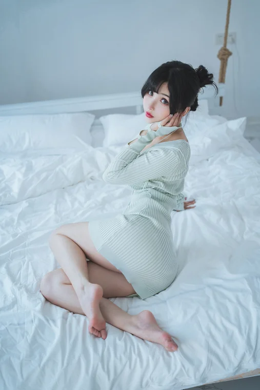 [Coser] rioko凉凉子 Vol.077 人妻毛衣 preview 9