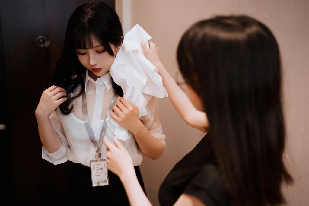 [Coser] rioko凉凉子 Vol.093 黑丝ol制服双人 preview 3