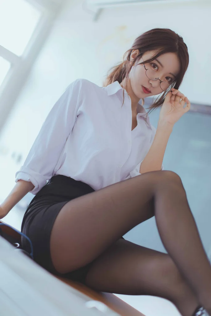 [Coser] 黑川 Vol.015 教师OL服装 preview 1
