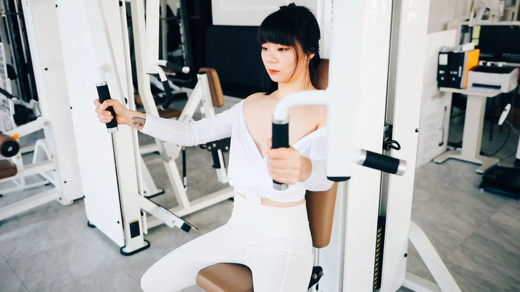 [Loozy] Kissme - Strip Fitness video 89