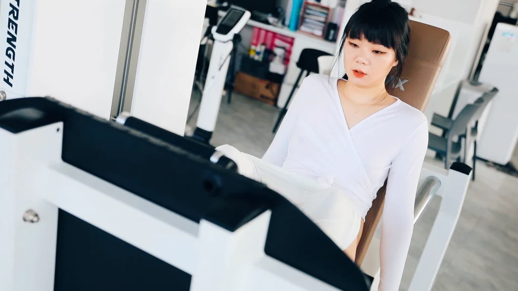 [Loozy] Kissme - Strip Fitness video 90