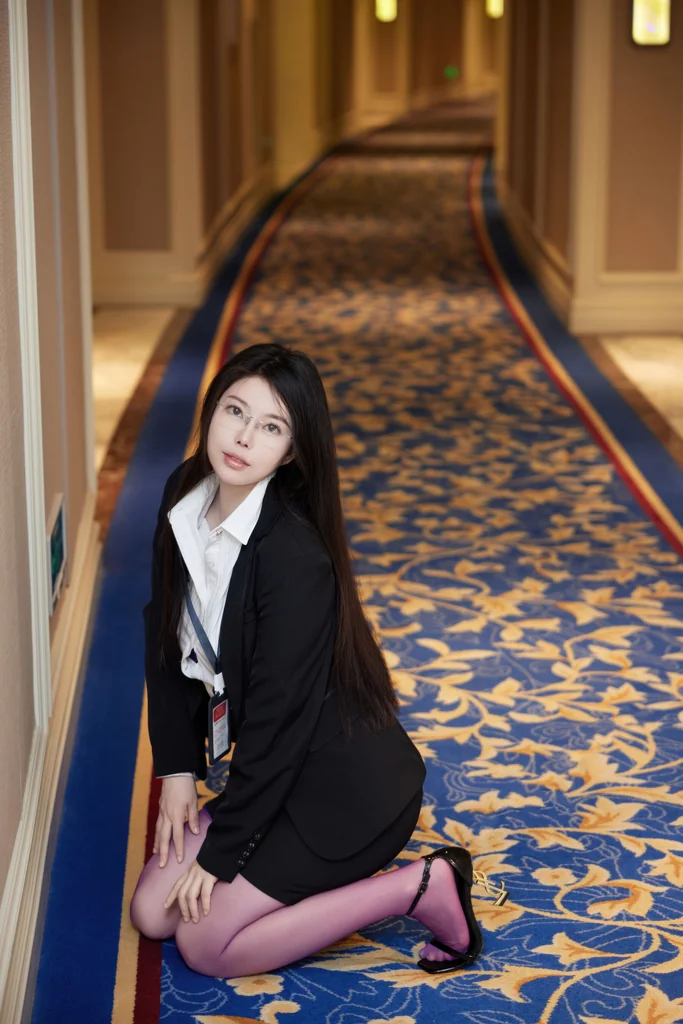 [XR Uncensored] Bai Ru Xue (白茹雪) - 秀人网模特 紫丝OL preview 9