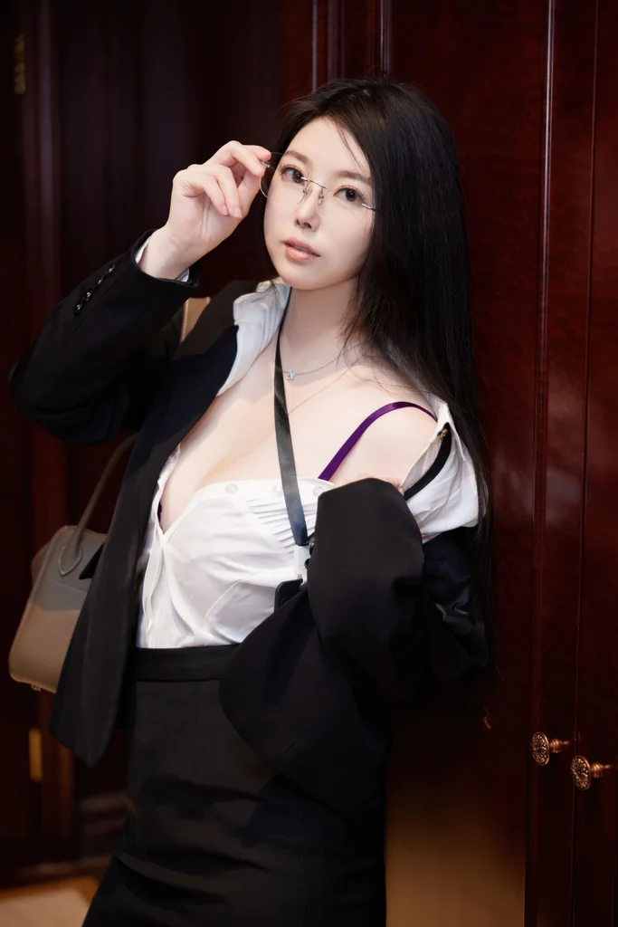 [XR Uncensored] Bai Ru Xue (白茹雪) - 秀人网模特 紫丝OL preview 21