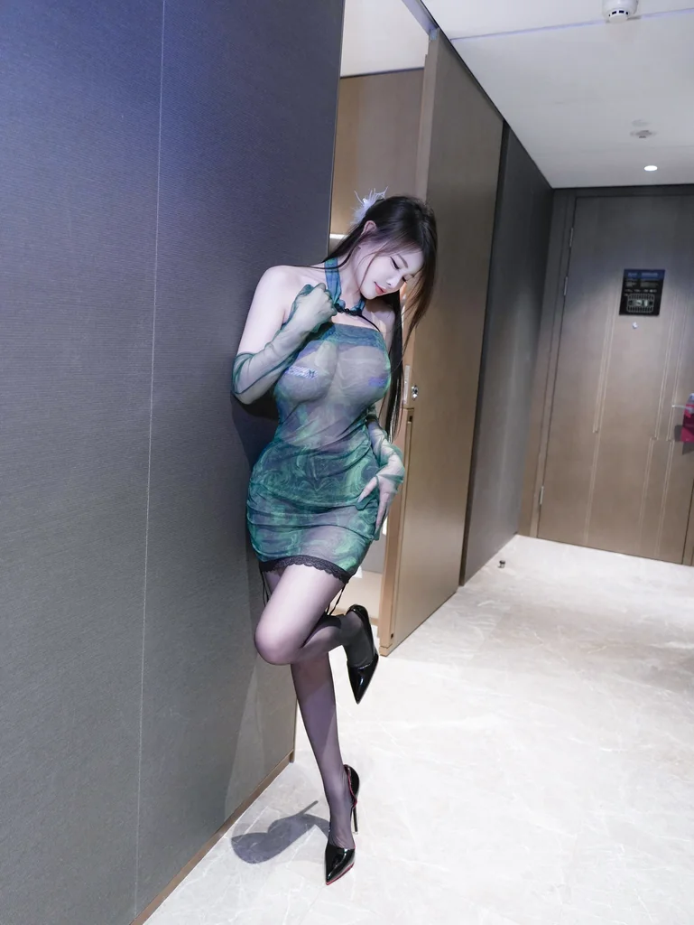[XR Uncensored] 甜妮 - R18 秀人网模特 碧绿 preview 1